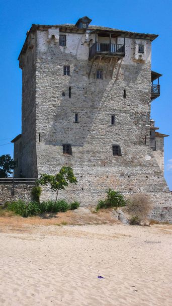 Середньовічна вежа на пляжі містечка Ouranopoli, Афон, Халкідікі, Центральна Македонія, Греція  - Фото, зображення