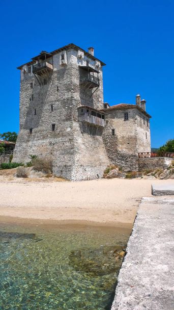 Middeleeuwse toren op het strand van de stad van Ouranopoli, Athos, Chalkidiki, Centraal-Macedonië, Griekenland  - Foto, afbeelding
