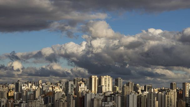 Крупные здания в большом городе и красивое солнечное небо, Бразилия Южная Америка
  - Фото, изображение