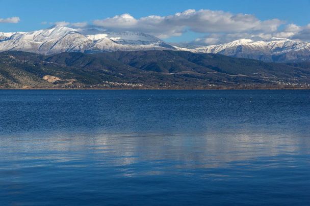 Amazing winter Landscape of Lake Pamvotida and Pindus mountain from city of Ioannina, Epirus, Greece - Fotografie, Obrázek