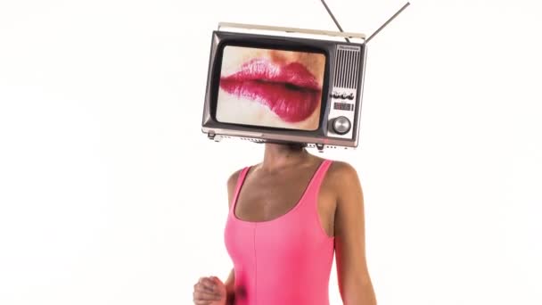 donna incredibile che balla e posa con un televisore come una testa. la tv ha il video di labbra lussuriose in movimento su di esso
 - Filmati, video