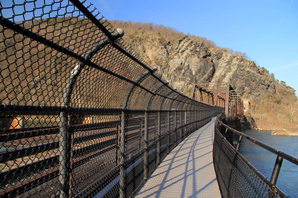 Een truss-brug over de rivier de Potomac en verbindt de historische stad van Harpers Ferry, West Virginia, Maryland Heights in de staat van Maryland, Harpers Ferry National Historical Park - Foto, afbeelding