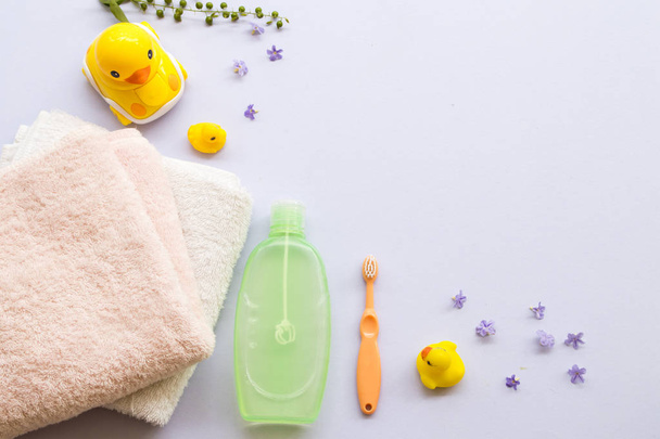 Zahnbürste und Flüssigseife für Babybäder vervollständigen die Hauternährung für glattere und gesündere Haut Gesundheitsversorgung für Babys auf weißem Hintergrund  - Foto, Bild