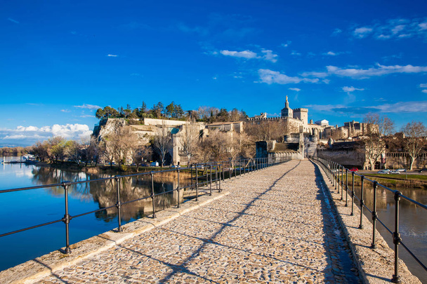 Η διάσημη γέφυρα Αβινιόν ονομάζεται επίσης Pont Saint-Benezet στο Avignon της Γαλλίας - Φωτογραφία, εικόνα