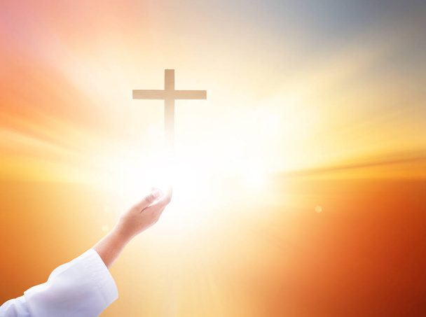 Concept de Pâques : Croix de silhouette sur fond de coucher de soleil de montagne du Calvaire
.  - Photo, image
