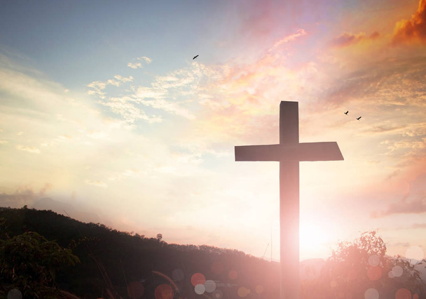 Έννοια: σκιαγραφιών Πάσχα σταυρό στο Γολγοθά βουνό φόντο ηλιοβασίλεμα.  - Φωτογραφία, εικόνα