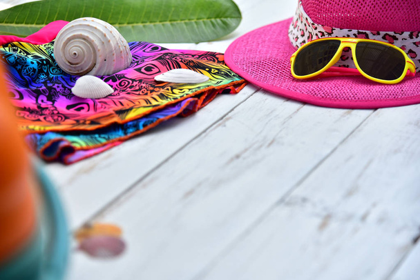 Descansando después del trabajo duro viaje de vacaciones, La bolsa de viaje de temporada de verano con gafas de sol de sombrero de playa de cámara sobre fondo de madera blanca
 - Foto, imagen