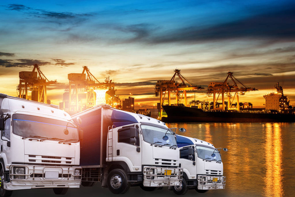 Kamyon ve lojistik taşımacılık konteyner kargo lojistik alma çalışma ile liman ve Sanayi İhracat. - Fotoğraf, Görsel