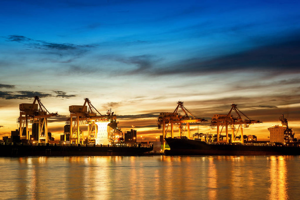 Logistica e trasporto di container Porto merci con industria logistica di importazione ed esportazione
. - Foto, immagini