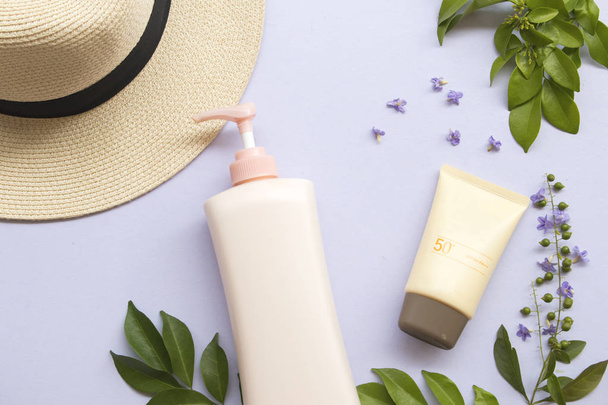 cosméticos naturais para a pele rosto e corpo loção protetor solar spf50 de estilo de vida mulher relaxar verão no fundo branco
  - Foto, Imagem