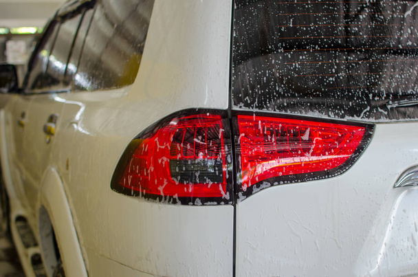Lavado de coches con espuma en el lavado de coches
 - Foto, Imagen