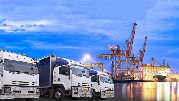 Werft Import und Export Lieferterminplan Konzept, LKW Vordergrund und Versandhafen Hintergrund in den frühen Morgenstunden - Foto, Bild
