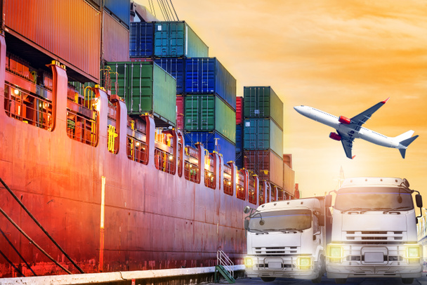 Transport haven scheepswerf import export concept, Container op het schip op poort vrachtwagen en vliegtuig in de ochtend, schema schip in voorraad - Foto, afbeelding