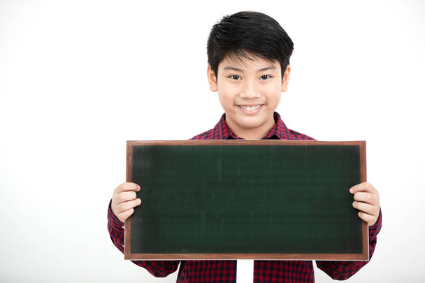 Retrato de asiático lindo chico edad 10 años mano celebración en blanco tablero aislado sobre fondo blanco
. - Foto, imagen