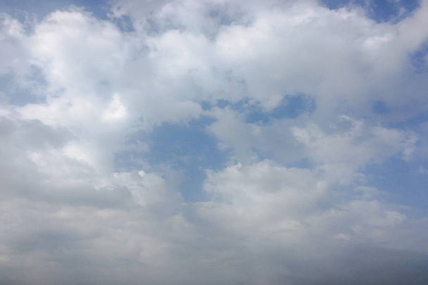 De beaux nuages sur fond de ciel bleu. Ciel nuageux. Ciel bleu avec ciel nuageux, nuage de nature. Nuages blancs, ciel bleu et soleil
 - Photo, image