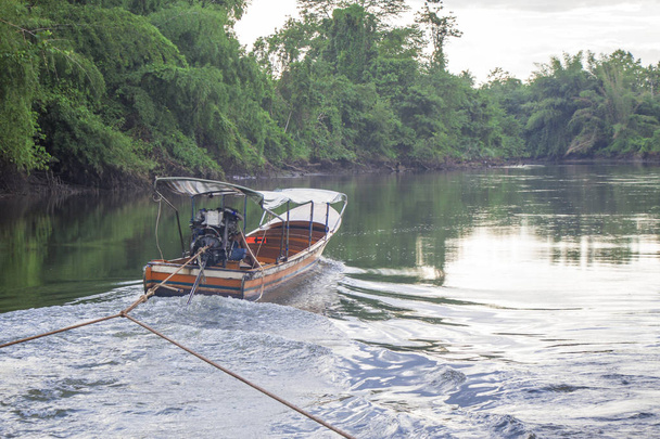 タイの川ツアーのボートをドラッグします。 - 写真・画像