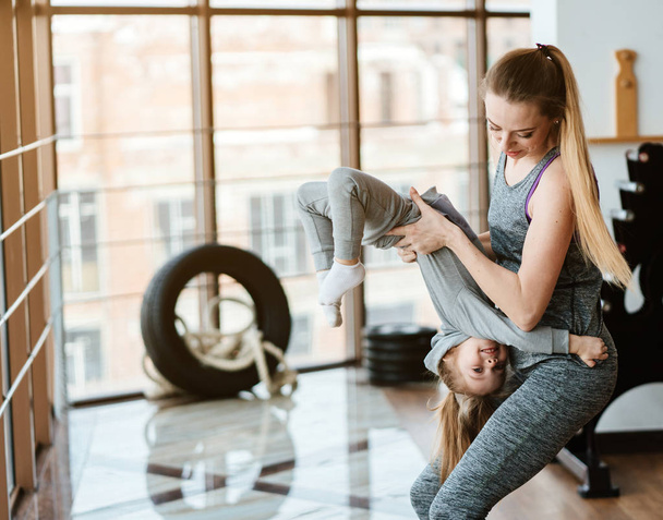 Mom and daughter together perform different exercises - Foto, immagini