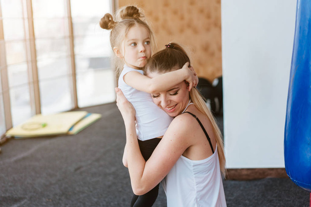 Mom hugs her little daughter - Valokuva, kuva