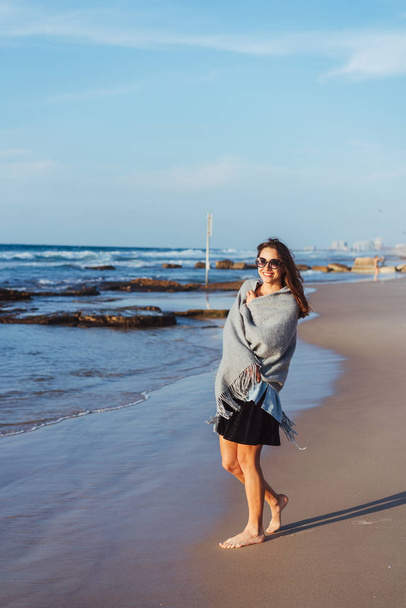 Nuori kaunis tyttö poseeraa meren rannalla
 - Valokuva, kuva