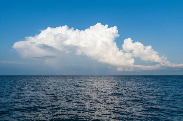 Bulutlar suç turkuaz denize karşı - Fotoğraf, Görsel