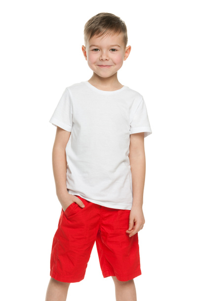 Niño sonriente con camisa blanca
 - Foto, imagen