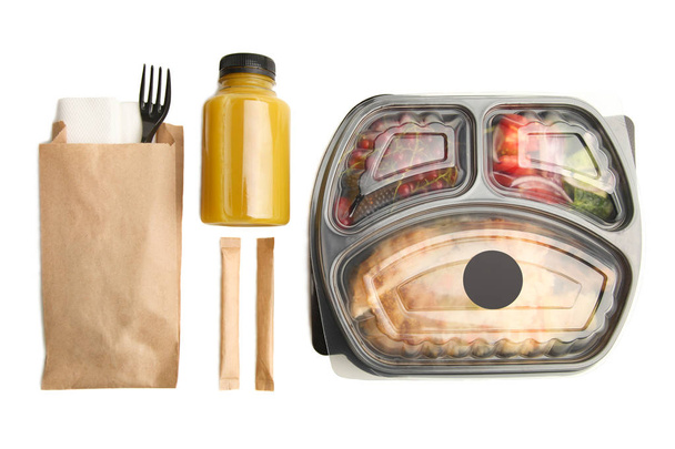 Verpakking maaltijd in lunch vakken geïsoleerd op witte achtergrond. - Foto, afbeelding