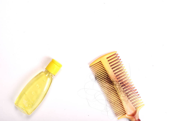 Učešte vlasy a šampon na bílém pozadí - Fotografie, Obrázek