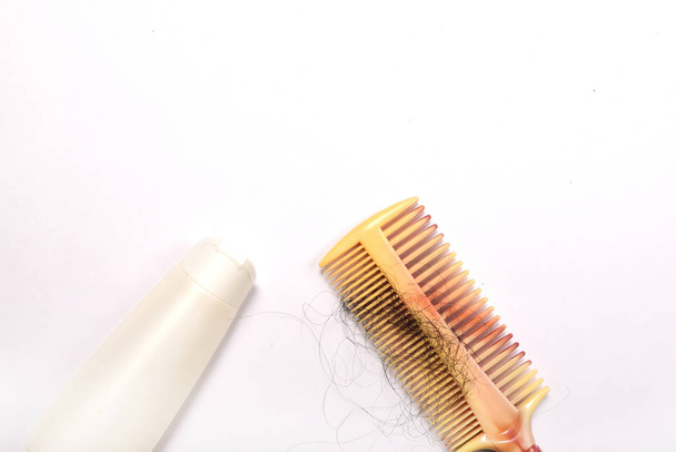 Kampa hiukset ja shampoo valkoisella taustalla
 - Valokuva, kuva