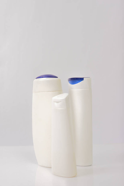 Plastikowe puste butelki białego na szarym tle - Zdjęcie, obraz