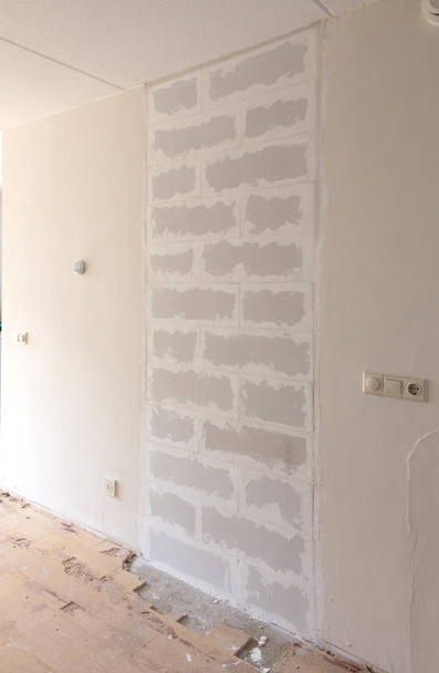 Construire un petit mur avec des blocs de béton léger - Faites-le vous-même
 - Photo, image