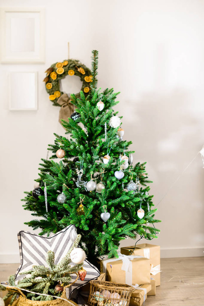 Beautifully decorated Christmas tree with presents under it in t - Fotoğraf, Görsel