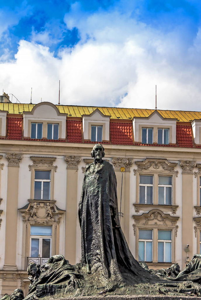 El monumento de Jan Hus en la plaza del casco antiguo de Praga, República Checa durante el día
 - Foto, Imagen