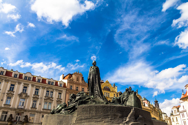 Jan Hus monument na staré náměstí během dne v Praze, Česká republika - Fotografie, Obrázek