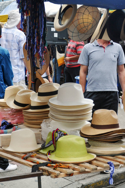 chapéus à venda no Mercado Otavalo. Equador
 - Foto, Imagem