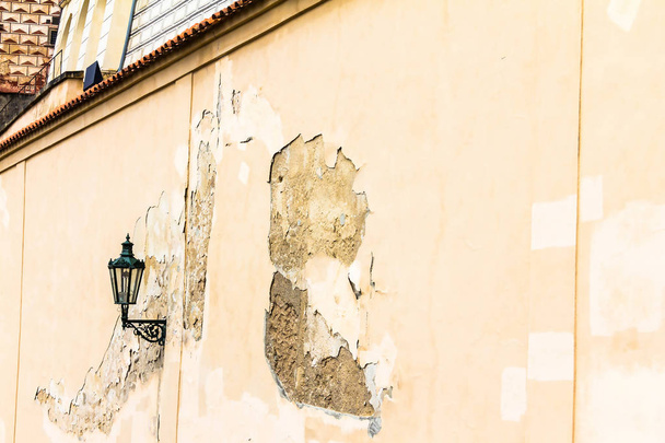 Ortaçağ Avrupa taş istinat duvarı ile antika fener - Fotoğraf, Görsel