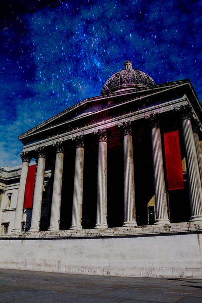 Національна галерея в Трафальгарська площа з ефектом нічного неба. У галереї зберігається колекція з західних Європейського живопису з XIII по 19 століття. Лондон, Великобританія - Фото, зображення