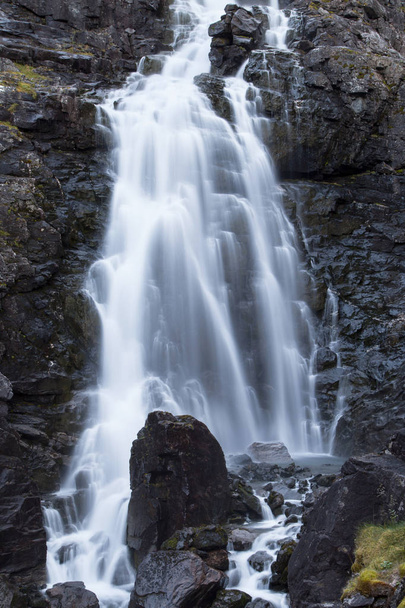 Stigfossen Waterfall seen from the Stigfossbrua bridge, More og Romsdal, Noruega
 - Foto, Imagen