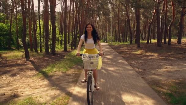 жінка залишається придатною, їздячи на велосипеді кожного дня
 - Кадри, відео