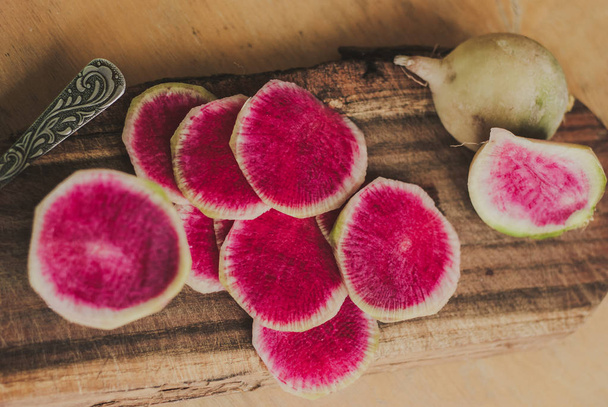 Frissen betakarított szerves görögdinnye retek, fából készült háttér - Fotó, kép