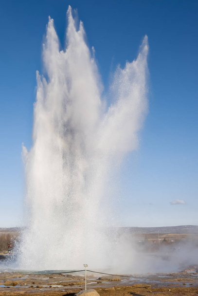 Έκρηξη Θερμοπίδακας Strokkur στην περιοχή Grand Geysir στην Ισλανδία - Φωτογραφία, εικόνα