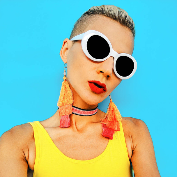Blonde in fashionable summer accessories. Sunglasses and earrings. Hawaii style - 写真・画像