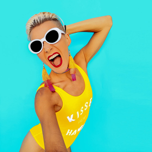 Happy Blonde Summer Beach look. Beach party vibes - Foto, Imagen