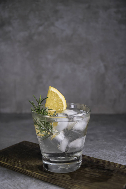 Food composition of gin tonic cocktail. - Foto, imagen