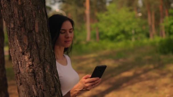 Vértes arc nő erdőben - Felvétel, videó