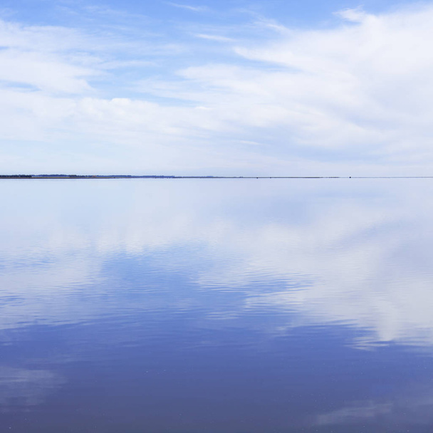 Tranquil Lake with Clouds Reflecting - Valokuva, kuva