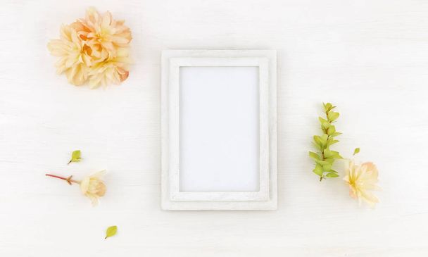 Flatlay marco de madera maqueta con flores, sobre fondo blanco
 - Foto, imagen
