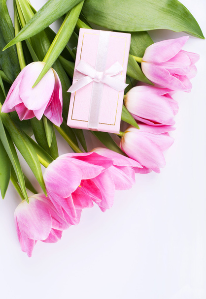 Pink tulips and gift box - Φωτογραφία, εικόνα
