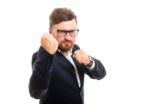 Retrato del hombre de negocios enojado mostrando ambos puños gesto aislado sobre fondo blanco con área de publicidad de copyspace
 - Foto, imagen