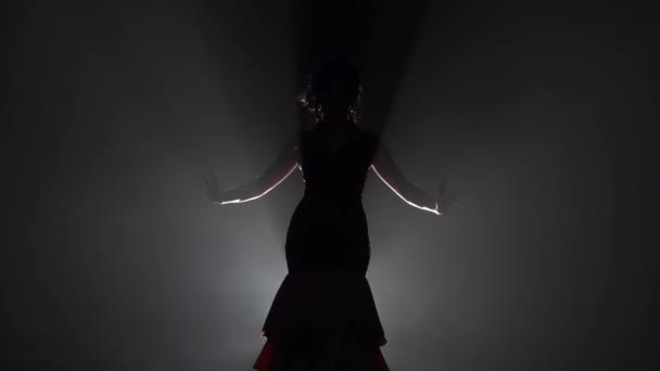 Dziewczyna tańczy ruchow w dłoniach stojąc z jej plecy. Światło z tyłu. Tle dymu. Zwolnionym tempie. Sylwetka - Materiał filmowy, wideo