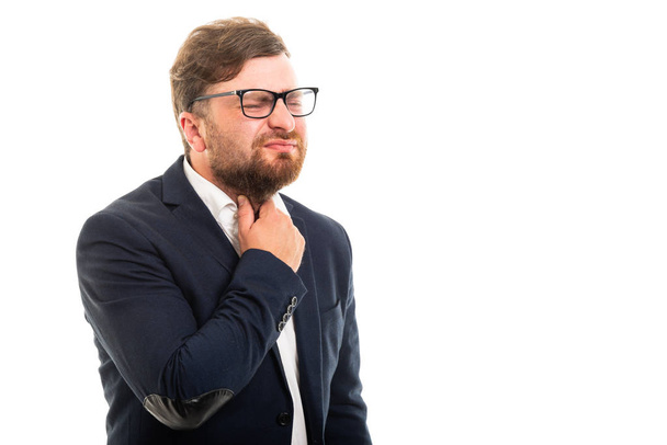 Retrato de homem de negócios mostrando gesto de dor de garganta isolado em fundo branco com área de publicidade copyspace
 - Foto, Imagem
